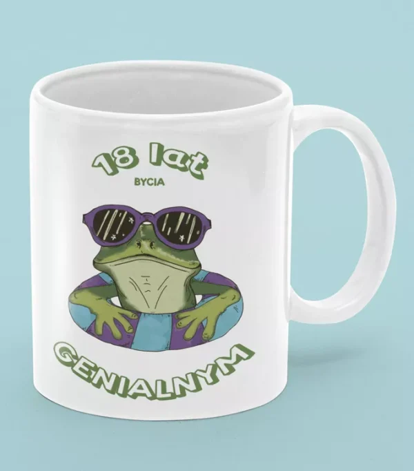 Biały ceramiczny kubek z grafiką żaby w okularach przeciwsłonecznych i personalizowanym napisem urodzinowym