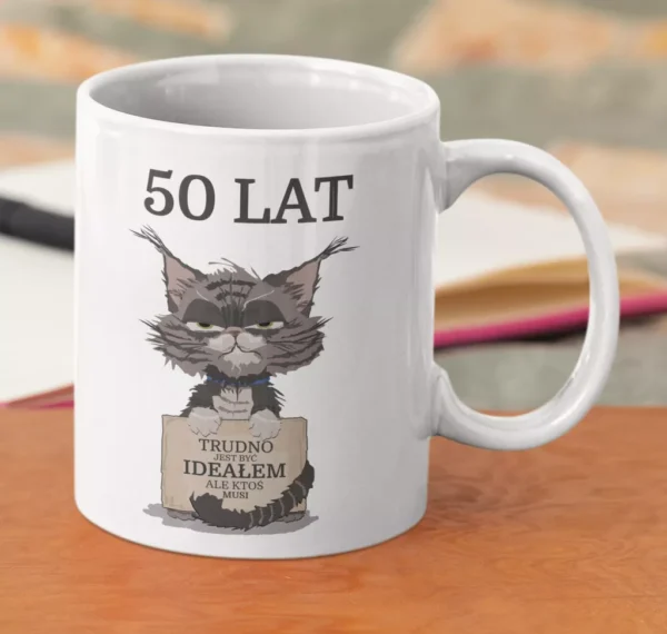 Biały ceramiczny kubek z grafiką zrzędliwego kota i personalizowanym napisem 50 lat Trudno jest być ideałem ale ktoś musi.