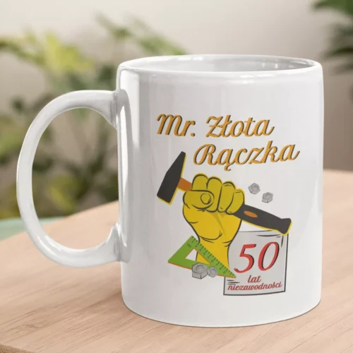 Kubek dla majsterkowicza z możliwością personalizacji wieku stojący na drewnianym blacie