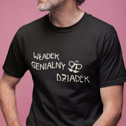 Dziadek w czarnej koszulce z zabawnym nadrukiem Genialny Dziadek