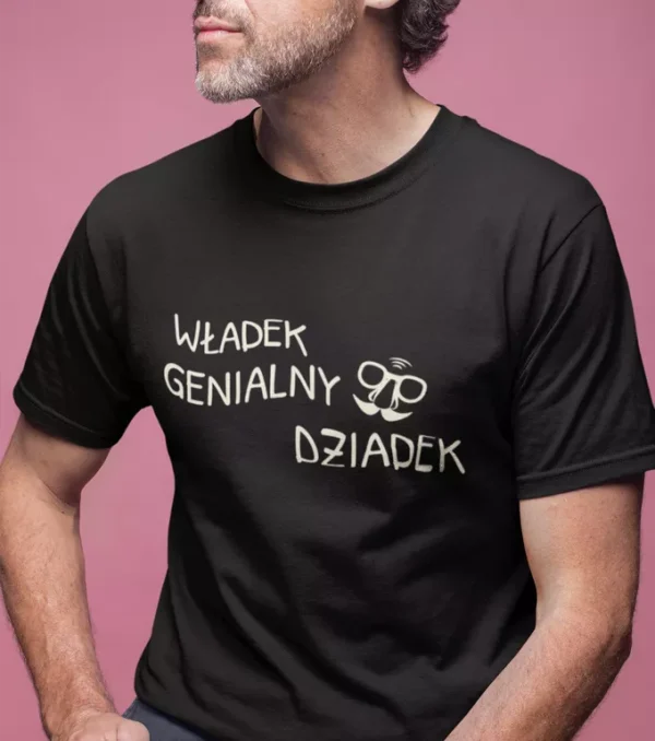 Dziadek w czarnej koszulce z zabawnym nadrukiem Genialny Dziadek