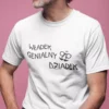 Mężczyzna w białej koszulce z napisem Genialny Dziadek i personalizowanym imieniem