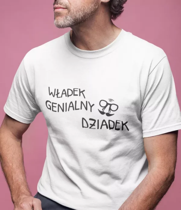 Mężczyzna w białej koszulce z napisem Genialny Dziadek i personalizowanym imieniem