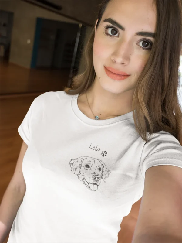 beautiful-woman-taking-a-selfie-mockup-while-wearing-a-round-neck-tee-at-a-studio-a17044 (2) Damska personalizowana koszulka z Golden retrieverem | Koszulka z psem