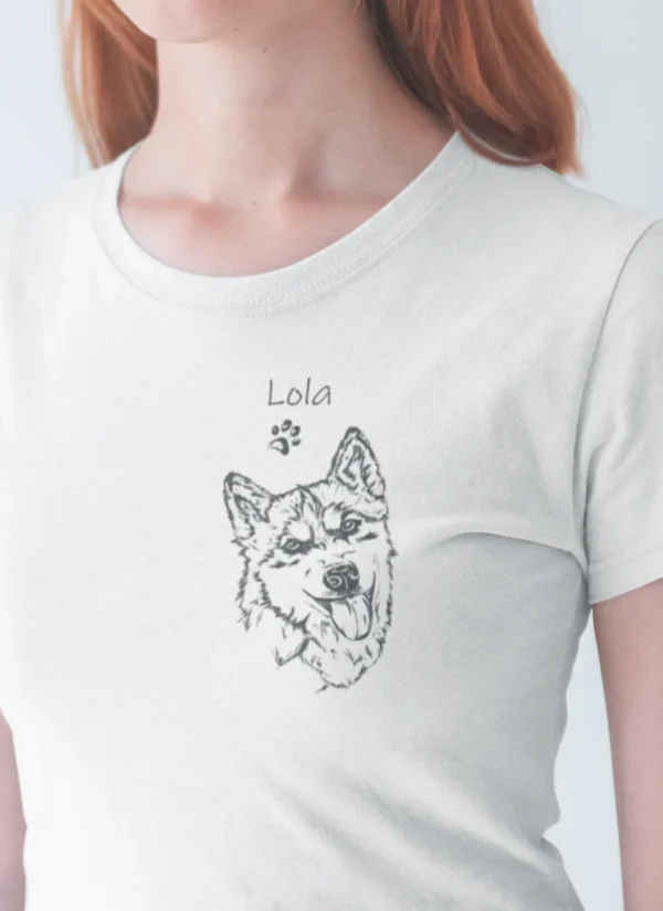 smiling-woman-wearing-a-t-shirt-mockup-against-a-white-wall-a20899 (2) Damska personalizowana koszulka z Husky | Koszulka z psem