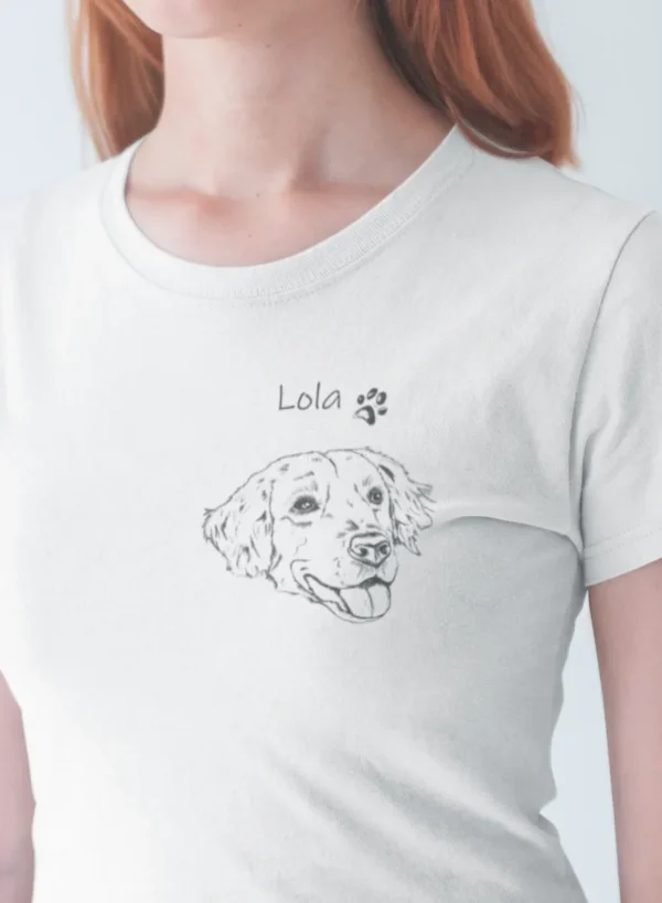 smiling-woman-wearing-a-t-shirt-mockup-against-a-white-wall-a20899 (2) Damska personalizowana koszulka z Golden retrieverem | Koszulka z psem
