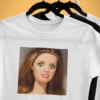 Koszulka Mem Disgusted Doll Face (2) Męska Śmieszna Koszulka Mem Disgusted Doll Face | T-Shirt z Nadrukiem Zniesmaczona Lalka