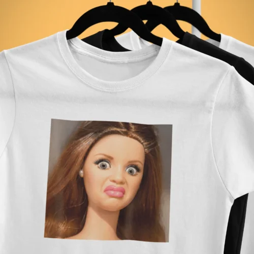 Męska Śmieszna Koszulka Mem Disgusted Doll Face | T-Shirt z Nadrukiem Zniesmaczona Lalka