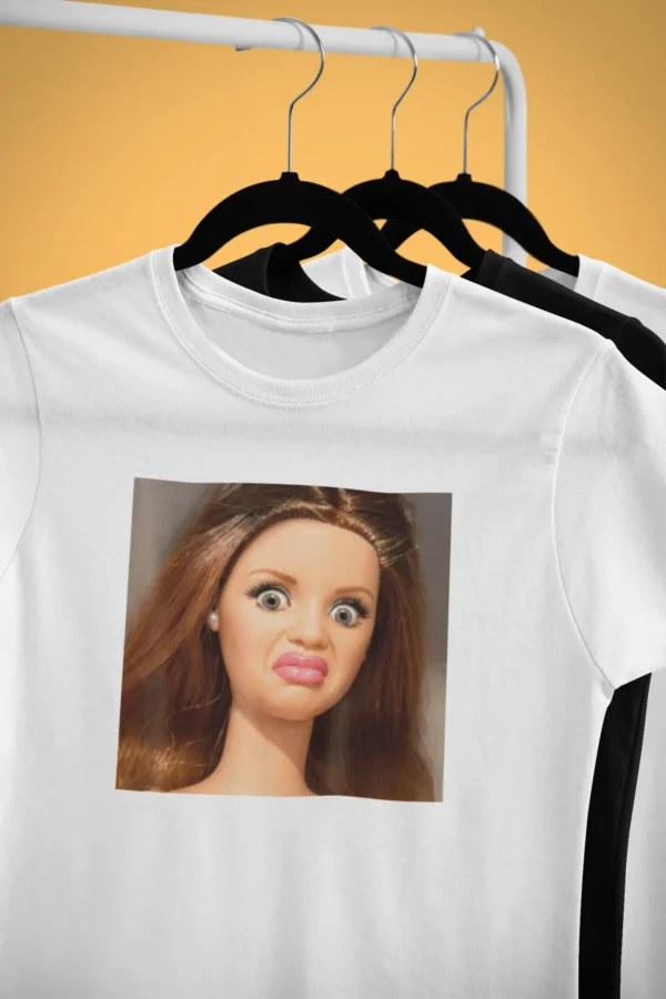 Koszulka Mem Disgusted Doll Face (2) Męska Śmieszna Koszulka Mem Disgusted Doll Face | T-Shirt z Nadrukiem Zniesmaczona Lalka