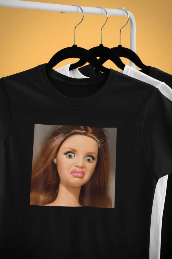 Koszulka Mem Disgusted Doll Face Męska Śmieszna Koszulka Mem Disgusted Doll Face | T-Shirt z Nadrukiem Zniesmaczona Lalka