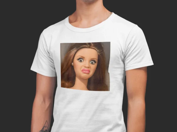 Męska Śmieszna Koszulka Mem Disgusted Doll Face | T-Shirt z Nadrukiem Zniesmaczona Lalka