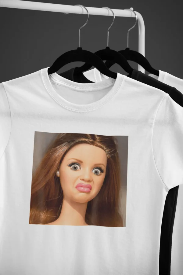 Damska Śmieszna Koszulka Mem Disgusted Doll Face | T-Shirt z Nadrukiem Zniesmaczona Lalka