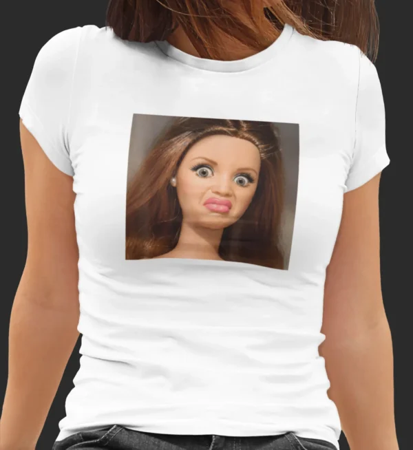 Damska Śmieszna Koszulka Mem Disgusted Doll Face | T-Shirt z Nadrukiem Zniesmaczona Lalka